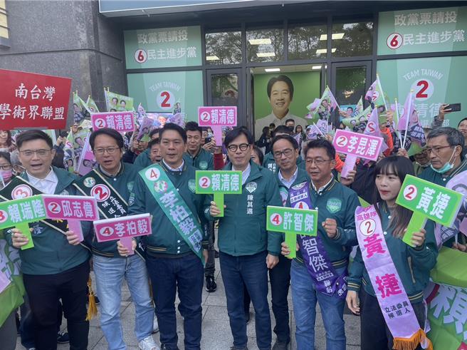 2024大选决战最终48小时，高雄市长陈其迈11日陪同民进党籍立委候选人车扫，为选战做最后衝刺。（洪浩轩摄）