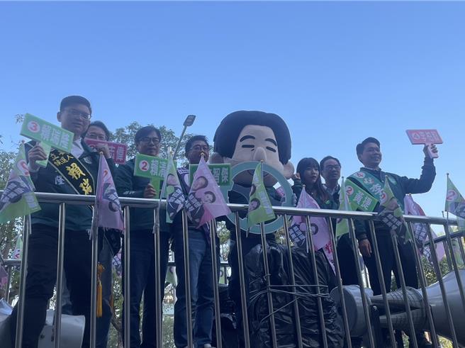 2024大选决战最终48小时，高雄市长陈其迈11日陪同民进党籍立委候选人车扫，为选战做最后衝刺。（洪浩轩摄）