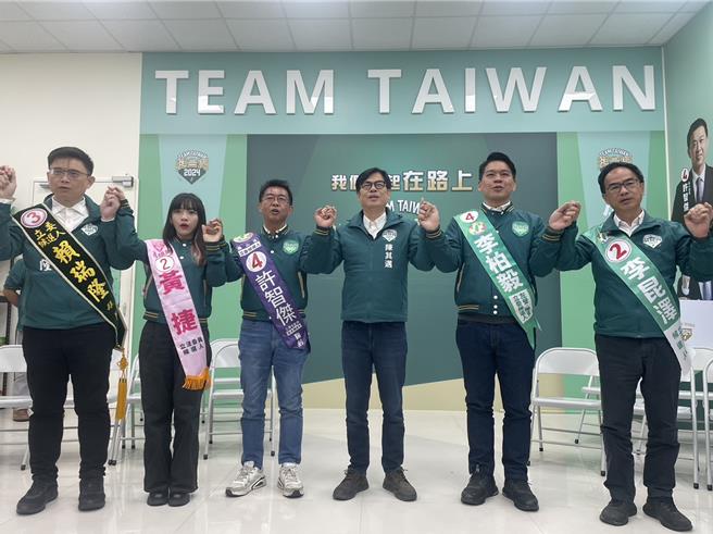 2024大选决战最终48小时，高雄市长陈其迈11日陪同民进党籍立委候选人车扫，为选战做最后衝刺。（洪浩轩摄）