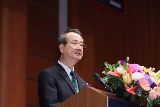 司法院院長許宗力11日在司法節學術研討會院長致詞表示，法官每天早到晚歸，夜晚及假日加班已成常態，埋首成堆案卷，案牘勞形的情景，他沉重之心，難以言諭，他任職逾7年，已傾全力，多管齊下，想辦法提升審判效能，減輕法官的負擔。（郭吉銓攝）