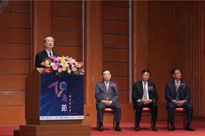 司法院院長許宗力11日在司法節學術研討會院長致詞表示，法官每天早到晚歸，夜晚及假日加班已成常態，埋首成堆案卷，案牘勞形的情景，他沉重之心，難以言諭，他任職逾7年，已傾全力，多管齊下，想辦法提升審判效能，減輕法官的負擔。（郭吉銓攝）