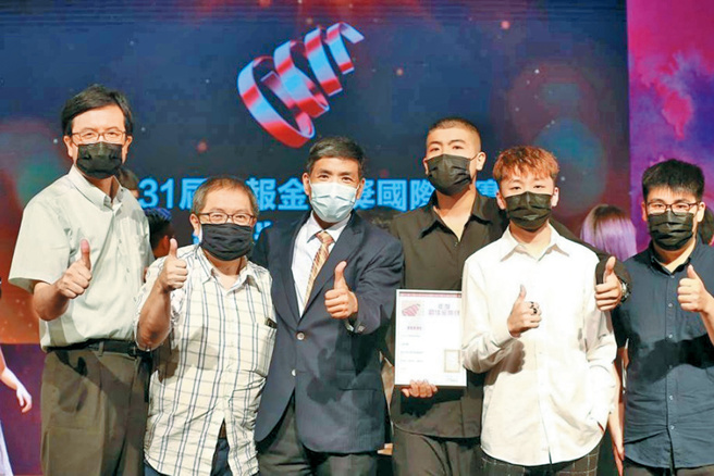 学生李后恩、曾钰辰、马振铨获得时报金犊奖，并与师长合影。（图／健行科技大学提供）