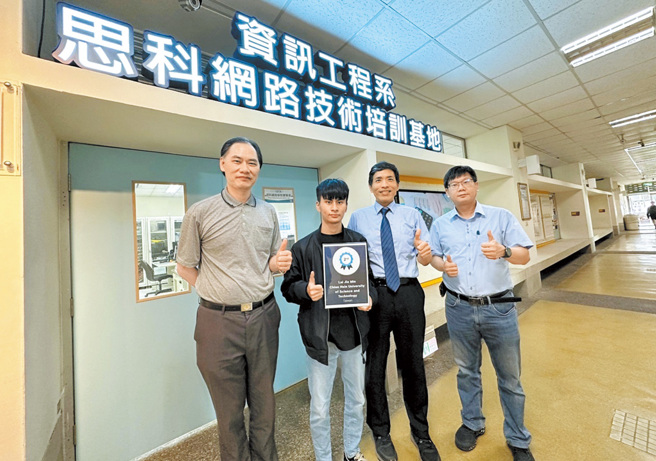 学生赖嘉民（左二）获思科网路竞赛亚太区第2名。（图／健行科技大学提供）