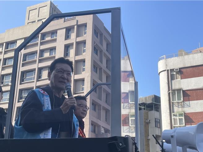 國民黨總統候選人趙少康（左）11日陪同台北市八選區（文山、中正）立委候選人賴士葆（右）掃街。（劉彥宜攝）