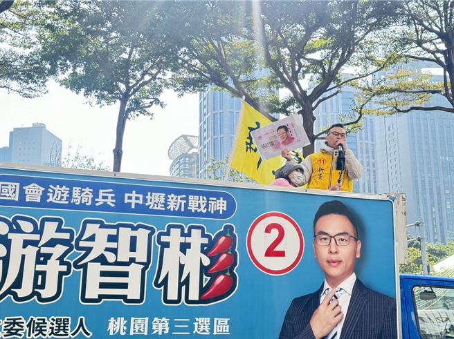 新党桃园市中坜立委候选人游智彬开宣传车到场「踢馆」。（柯毓庭摄）