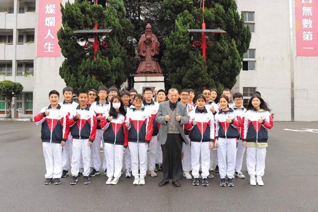 治平高中112学年大学升学成效刷新创校歷史纪录，写下14人录取医学系，6人录取台大的新页。（图／治平高中提供）