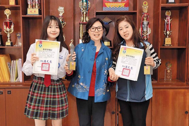 治平妈咪王美只（中）亲自嘉勉，恭贺荣获美髮职种金手奖全桃园第1的青年技职达人时尚科郭靖汶。（图／治平高中提供）