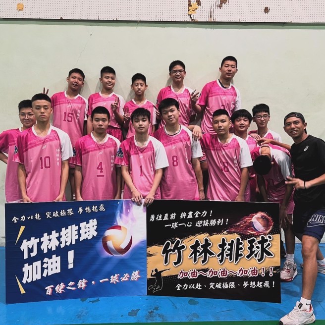 12學年排球聯賽高中部榮獲新北五連霸，國中部首冠入囊，創下新隊史。(戴志揚翻攝)