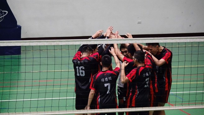 12學年排球聯賽高中部榮獲新北五連霸，國中部首冠入囊，創下新隊史。(戴志揚翻攝)