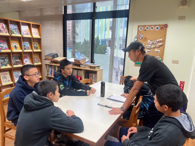 莊教練要求球員品行第一，學業第二，球技第三，他認為排球是教育學生的方法和手段，而且始終堅信：帶的不只是排球，更是教育。(戴志揚翻攝)