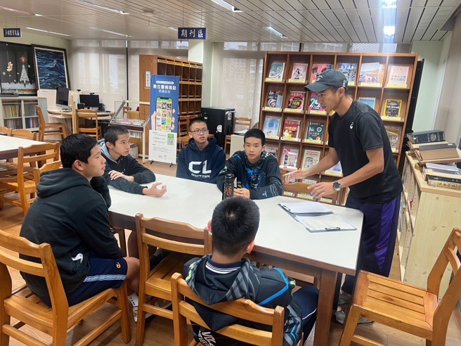 莊教練表示，對他來說，品行第一，學業第二，球技第三，他認為排球是教育學生的方法和手段，而且始終堅信：帶的不只是排球，更是教育。(戴志揚翻攝)