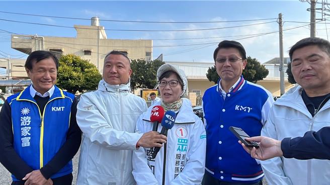 国民党不分区立委候选人谢龙介（右二）11日陪同民眾党中一选区立委候选人蔡壁如（中）车扫。（照片由蔡壁如办公室提供）