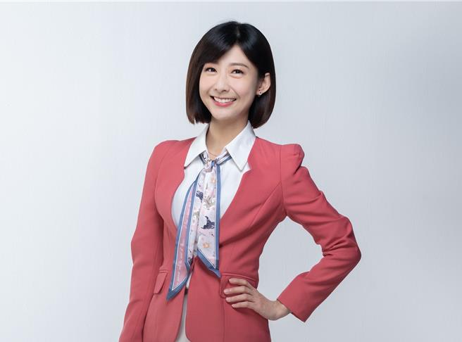 主播庄惠琪已备好喉糖、温开水应战，更于选前就开始饮食控制，要让喉咙保持最佳状态。（华视提供）