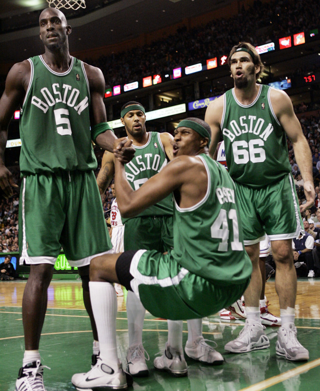 波拉德（右）擔任綠衫軍替補中鋒。（美聯社資料照）