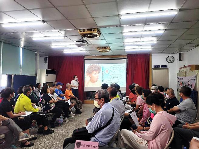 卫生局结合公私立单位，深入学校、职场、社区及医院等场域，宣导幸福3口诀「1问、2应、3转介」及透过「心情温度计」定期检测心情温度（图片来源：高雄市卫生局提供）
