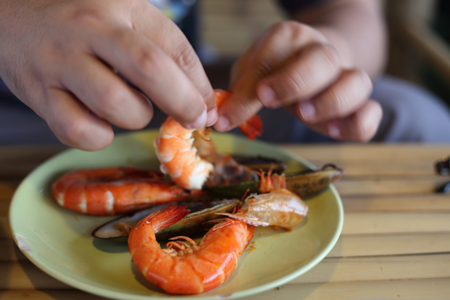日本節目來台街訪發現，台灣情侶都是男生負責剝蝦，讓日本人覺得不衛生。(示意圖，達志提供)
