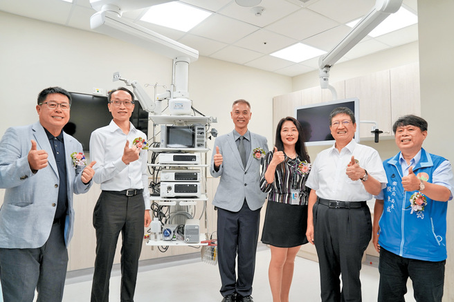 新竹縣長楊文科（右二）肯定成立智慧診斷暨卓越內視鏡手術治療中心。（圖／中醫大新竹附設醫院提供）
