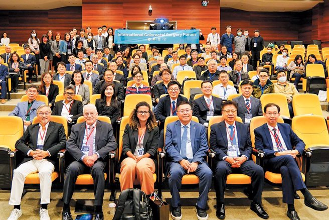 中國醫藥大學新竹附設醫院舉辦「2023年國際大腸直腸外科論壇」，有10個國家約250位國內外醫學專家參與。（圖／中醫大新竹附設醫院提供）