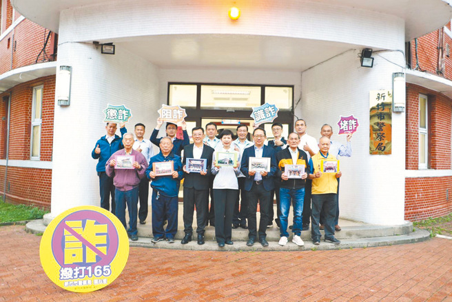 竹市警與新竹市六大宮廟辦理「新竹市宮廟打詐隊」。（圖／新竹市警察局提供）