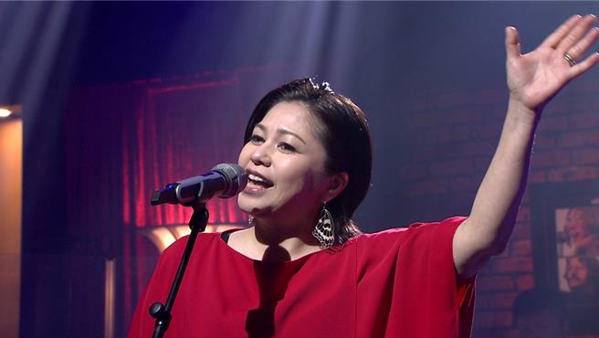 夏川里美把炸鸡当喉糖吃。（年代提供）