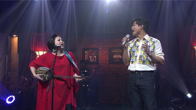 夏川里美（左）跟陈国华合唱。（年代提供）