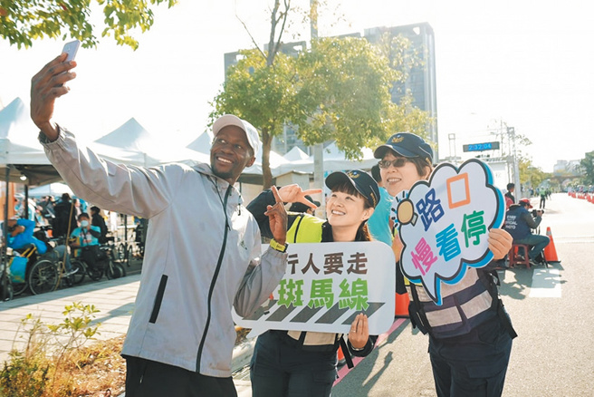 竹市警於新竹城市馬拉松宣導行人交通安全。（圖／新竹市警察局提供）
