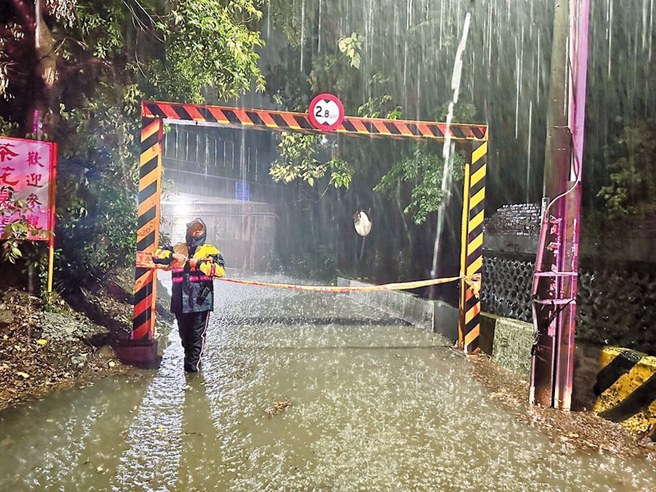 豪雨來襲，封鎖淹水之地下道。（圖／新竹市警察局提供）