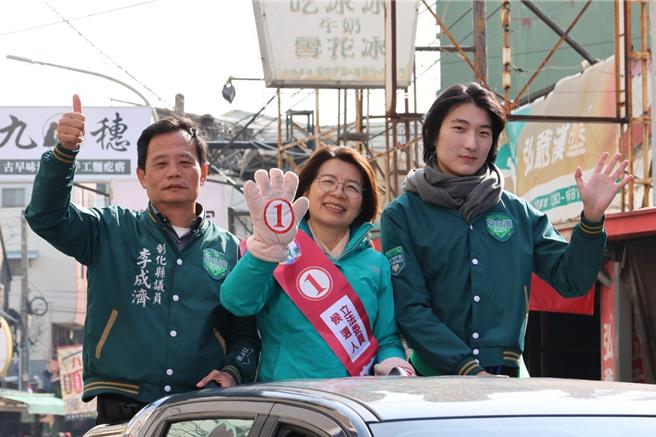 民進黨彰化縣二選立委候選人黃秀芳（中）在縣議員李成濟（左）與黃柏瑜（右）陪同下，以車隊掃街拜票。（黃秀芳競選總部提供／孫英哲彰化傳真）