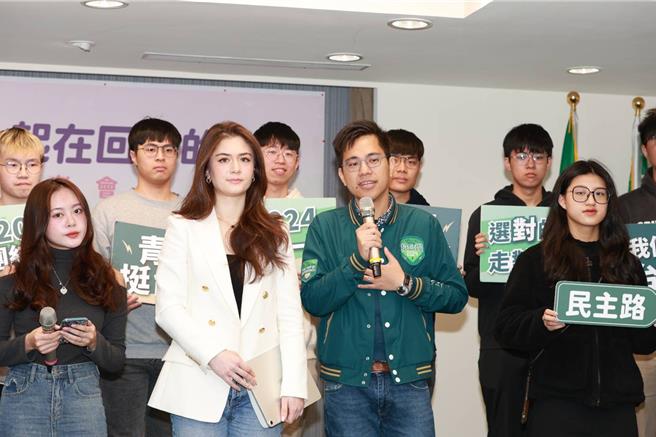 挺美德站出来 号召首投族与海外青年「1／13回家投票」。民进党提供