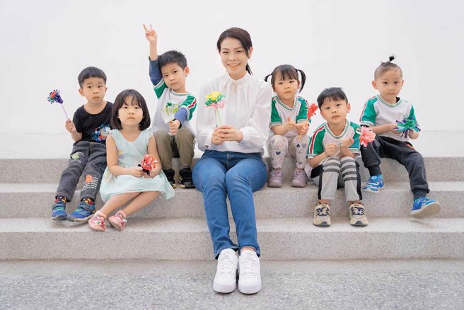 新竹市长高虹安（中）以「幸福友善、老幼共好」理念，打造新竹市幸福美好家庭。（图／新竹市政府行政处提供）