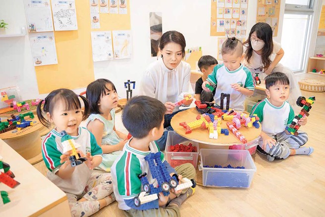 每胎皆发3万元，减轻父母经济负担，支持家庭成长。（图／新竹市政府行政处提供）