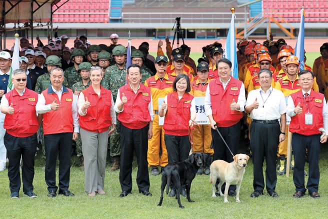 112年9月19日至21日期间国家防灾日演习，蔡英文总统（右四）及县长杨文科（右二）亲自参与。（图／新竹县消防局提供）