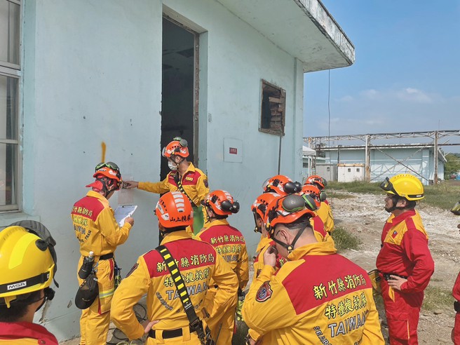 国家防灾日大规模震灾救灾动员演练，为贴近真实灾害情境的沉浸式演练。（图／新竹县消防局提供）