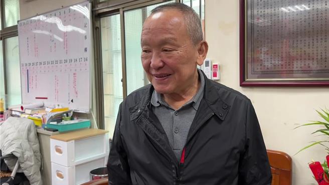 前苗栗县长徐耀昌10日在脸书肯定前行政院长苏贞昌有助苗栗财政后，11日上午现身苗栗市玉清宫参拜。（读者提提供／谢明俊苗栗传真）