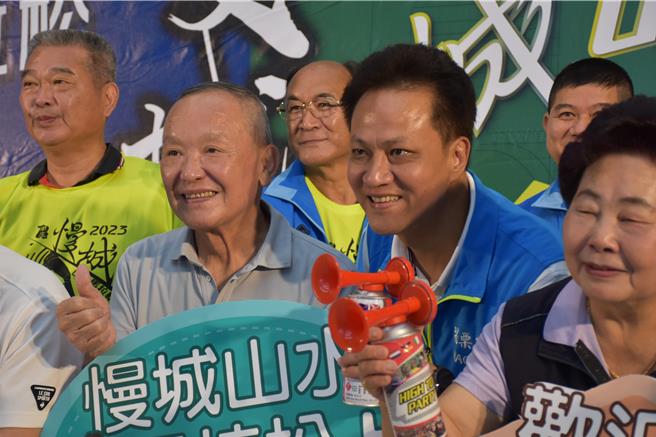 苗栗县长徐耀昌去年与苗栗市长邱镇军共同参加国民党内初选后，与国民党渐行渐远。（谢明俊摄）