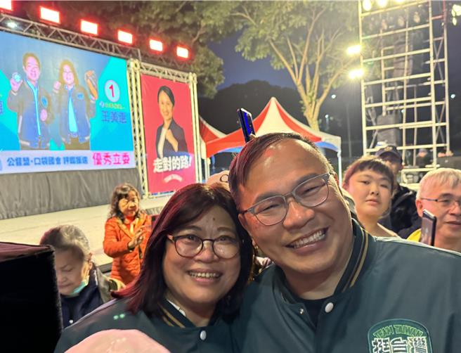 嘉义市选前之夜，绿营王美惠及王义川「双王」将并肩作战。（王美惠提供／廖素慧嘉市传真）