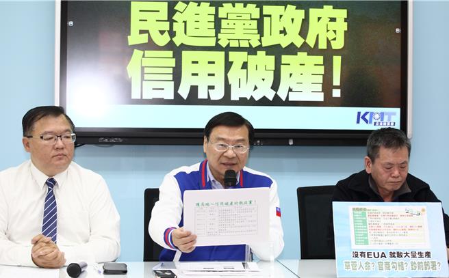 高端疫苗合约争议延烧，国民党立院党团首席副书记长李德维（左起）、总召曾铭宗与立委林为洲11日举行「护高端～民进党政府信用破产！」记者会，痛批民进党用保密条款掩盖事实，民眾有疑虑的不只有高端的合约，还包括高端的炒股疑云和内部交易的真相。（张铠乙摄）