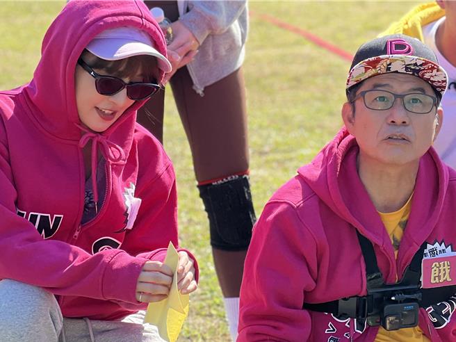 峮峮（左）与洪都拉斯的互动相当可爱。（中视提供）