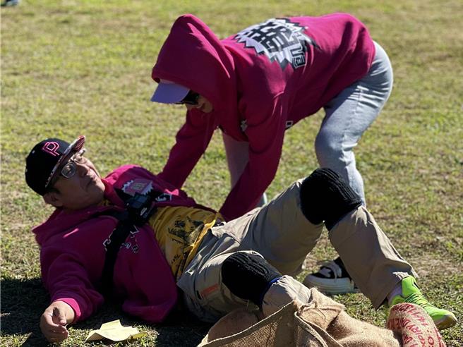 峮峮（右）用心照顾58岁的洪都拉斯。（中视提供）