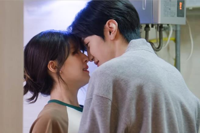 《偷偷藏不住》與趙露思廚房激吻是陳哲遠最喜歡的一場吻戲。（中天娛樂台提供）