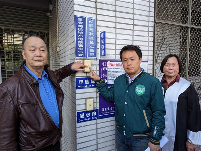 民進黨南投二選區立委候選人蔡銘軒(右二)11日與父親蔡維鈿(左一)11日在律師陪同下，前往南投地檢署按鈴提告國民黨立委馬文君與其助理「妨礙名譽」、「加重毀謗」」、「意圖使人不當選」。曾雪蒨攝