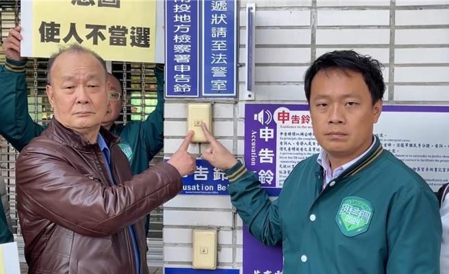 民進黨南投二選區立委候選人蔡銘軒(右)11日與父親蔡維鈿(左)，11日前往南投地檢署按鈴提告國民黨立委馬文君與其助理「妨礙名譽」、「加重毀謗」」、「意圖使人不當選」。曾雪蒨攝