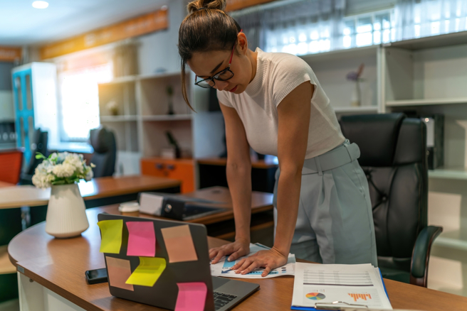 一位女主管近日发现女下属上班时的点变化，让她怀疑对方可能有意离职，因此上网求救寻求挽救方法。（示意图：shutterstock／达志）