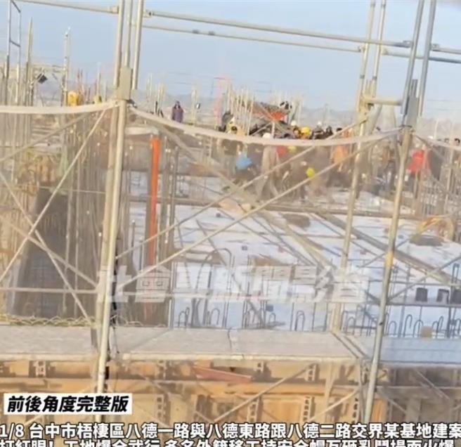 台中市梧栖区1处工地11日传出有多名外籍移工打群架影片，一群人以工程帽互砸场面火爆（摘自社会事新闻影音）