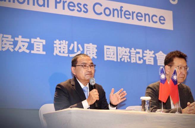 国民党总统候选人侯友宜(左)、副总统候选人赵少康11日举办国际记者会，共有30个国家、173位外国媒体记者到现场参加。侯友宜致词时表示，「捍卫国家安全、保障国民人权」是总统最重要的责任，也是两岸及外交政策追求的目标。(侯友宜竞选办公室提供)