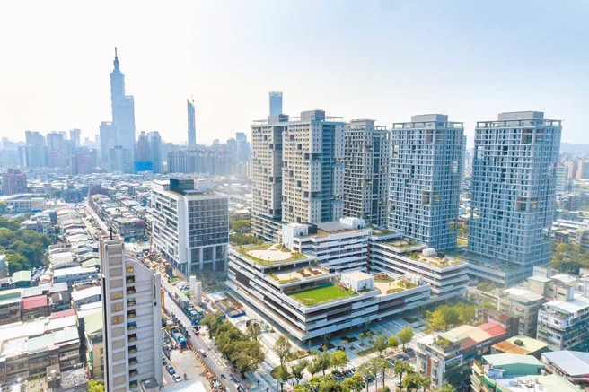 广慈博爱园区社会住宅，透过规范建筑栋距、屋顶阳台绿化及退缩达通风散热。（图／臺北市政府都发局提供）