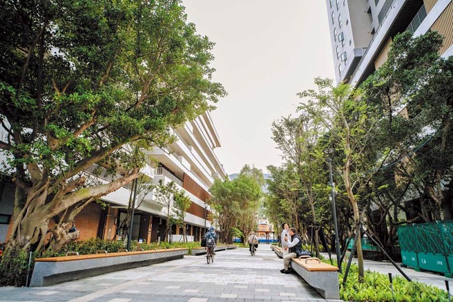 广慈博爱园区社会住宅地面层开放空间，提供户外舒适环境，让人在户外停久一点。（图／臺北市政府都发局提供）