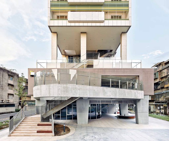 中南社会住宅遮檐空间，藉由建筑连续遮檐设施达遮荫凉适。（图／臺北市政府都发局提供）