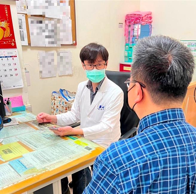 大千医疗体系南势医院精神科医师黄仕奇分享4项招式，帮助民眾度过选举症候群。（大千医院提供／谢明俊苗栗传真）