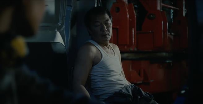 戴立忍主演《明天比昨天長久》扮除蟲噴霧消毒工人。（飛望影像有限公司提供）